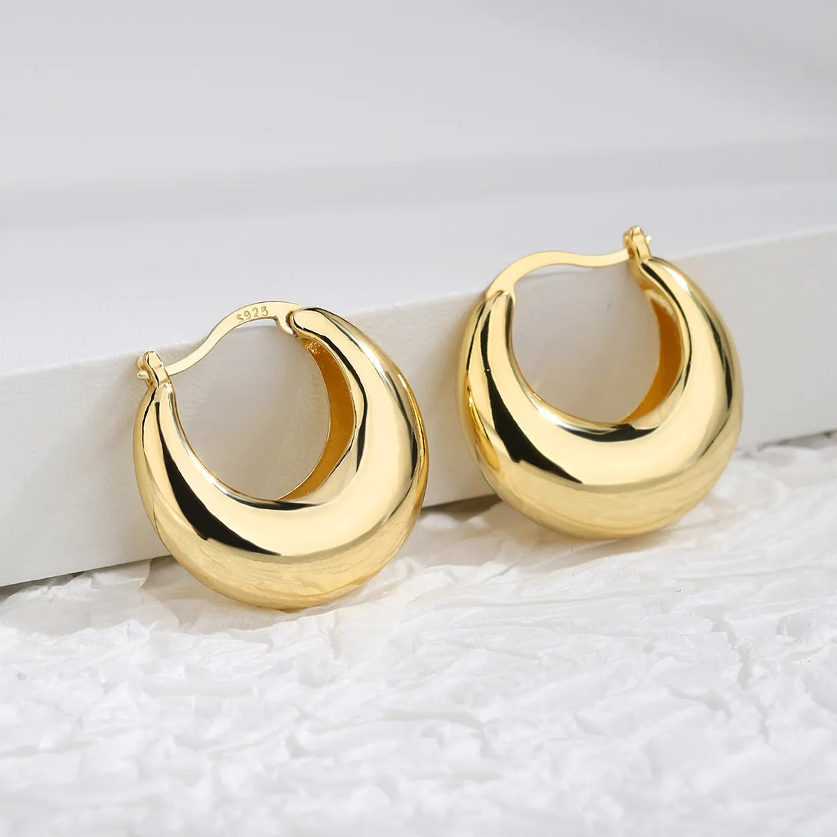 1 Pair Casual Elegant Commute Solid Color Scallop Plating Copper 18k Gold Plated Hoop Earrings