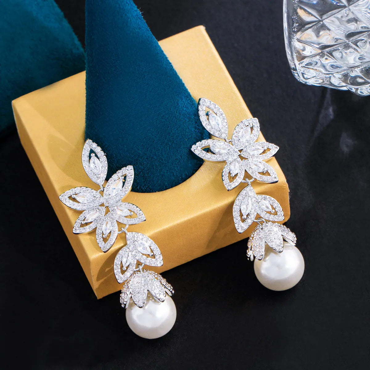 1 Pair Casual Elegant Plant Pearl Plating Inlay Copper Artificial Pearls Zircon Rhodium Plated Silver Plated Drop Earrings