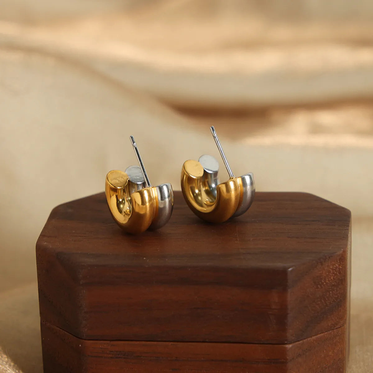 1 Pair Casual Elegant Simple Style C Shape Layered Patchwork Plating Titanium Steel 18k Gold Plated Ear Studs