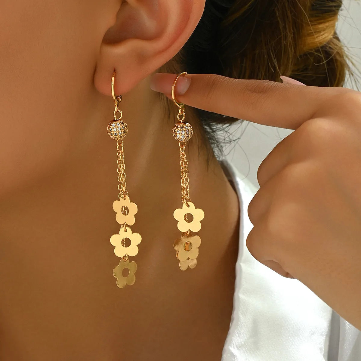 1 Pair Casual Elegant Simple Style Flower Hollow Out Inlay Copper Rhinestones 18K Gold Plated Drop Earrings