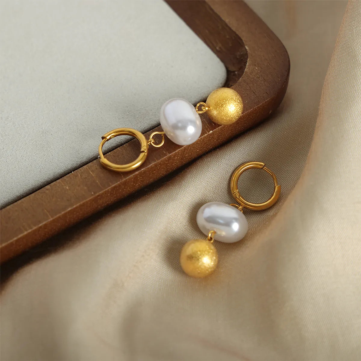 1 Pair Casual Elegant Simple Style Solid Color Beaded Plating Imitation Pearl Titanium Steel 18k Gold Plated Drop Earrings