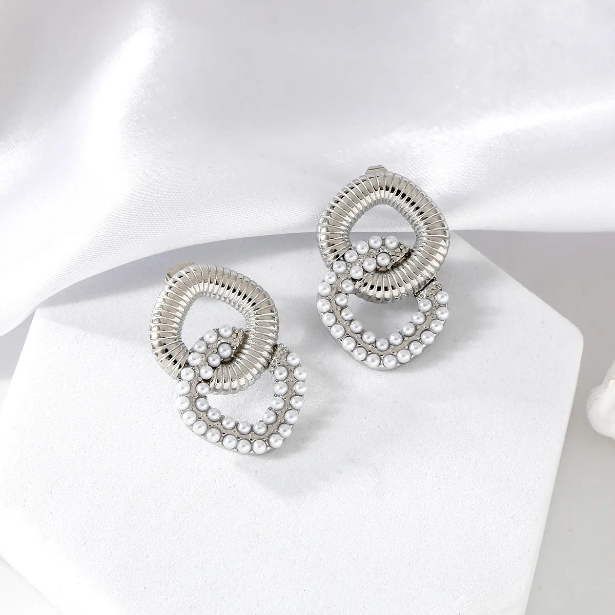 1 Pair Casual Elegant Vintage Style Ring Inlay 304 Stainless Steel Artificial Pearls 18K Gold Plated Ear Studs