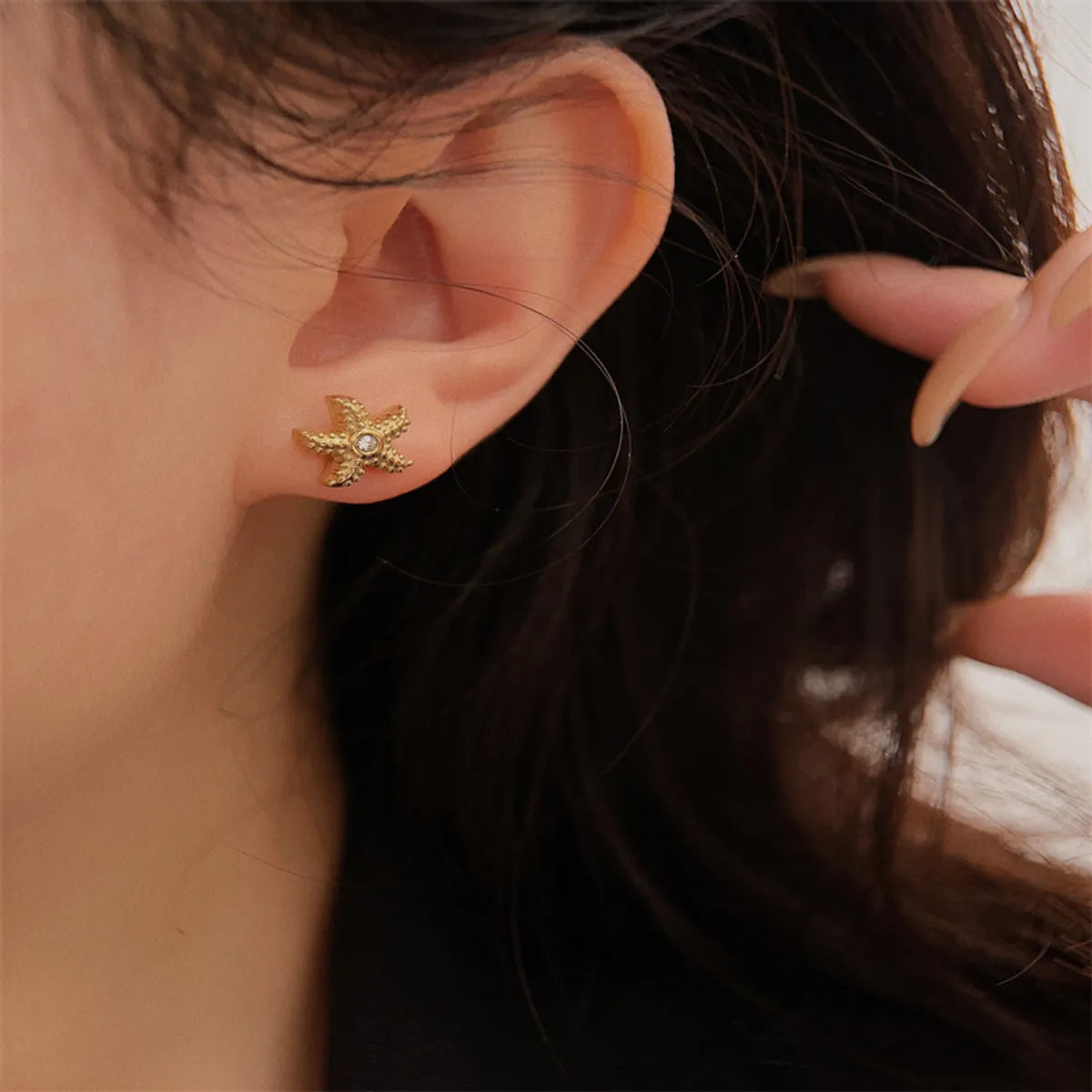 1 Pair Casual Hawaiian Tropical Starfish Inlay Titanium Steel Zircon Gold Plated Ear Studs