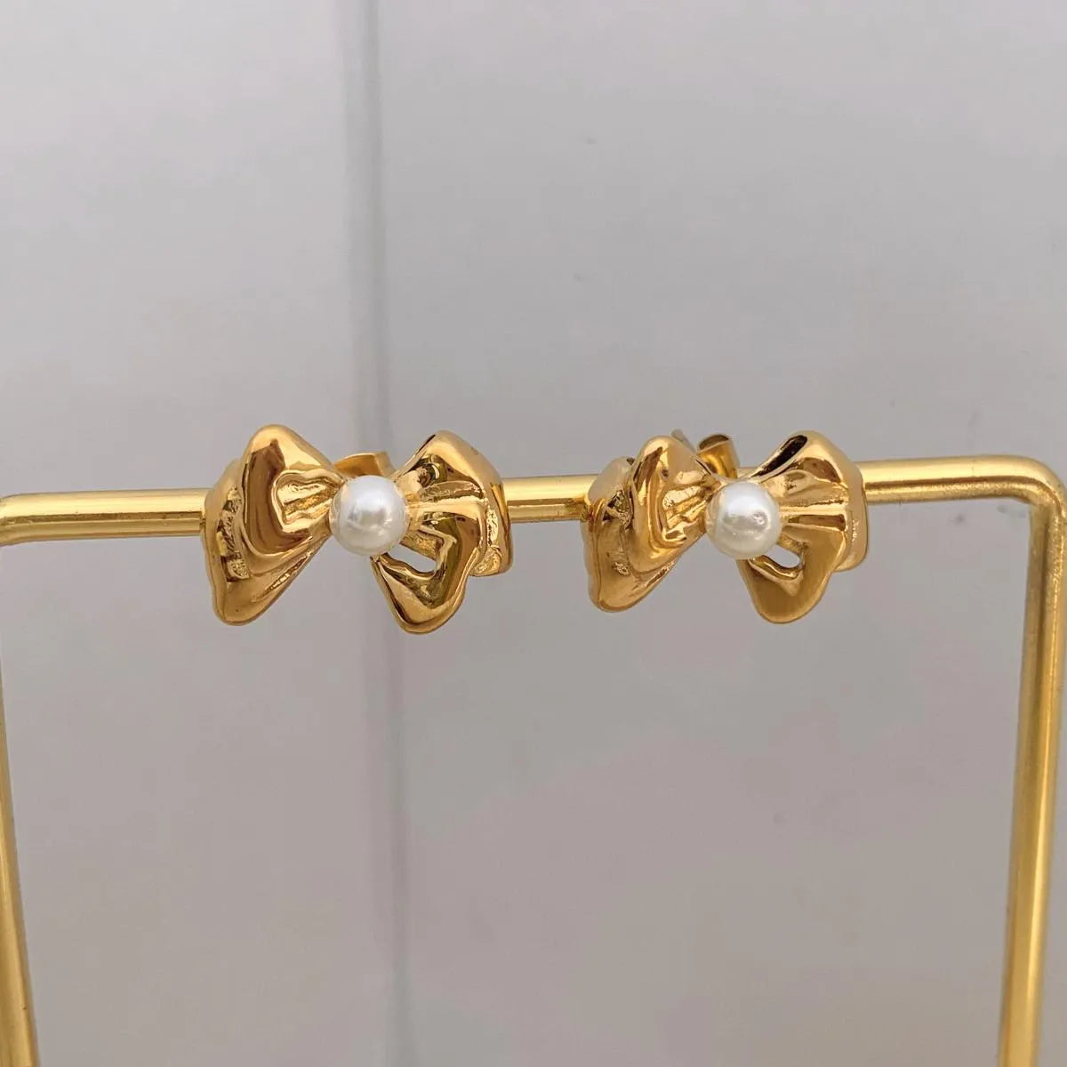 1 Pair Casual Modern Style Oval Bow Knot Inlay 304 Stainless Steel Pearl 16K Gold Plated White Gold Plated Gold Plated Ear Studs