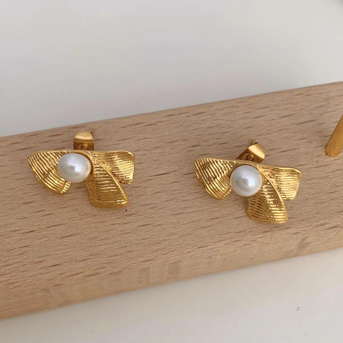 1 Pair Casual Modern Style Oval Bow Knot Inlay 304 Stainless Steel Pearl 16K Gold Plated White Gold Plated Gold Plated Ear Studs