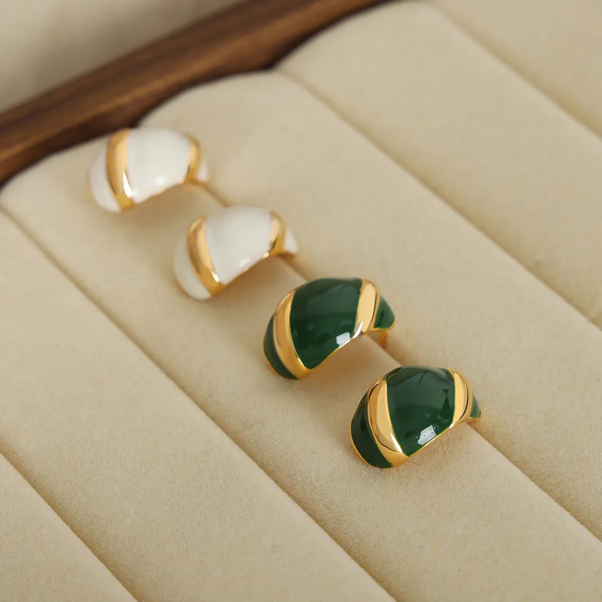 1 Pair Casual Retro British Style C Shape Enamel Plating Titanium Steel 18k Gold Plated Ear Studs