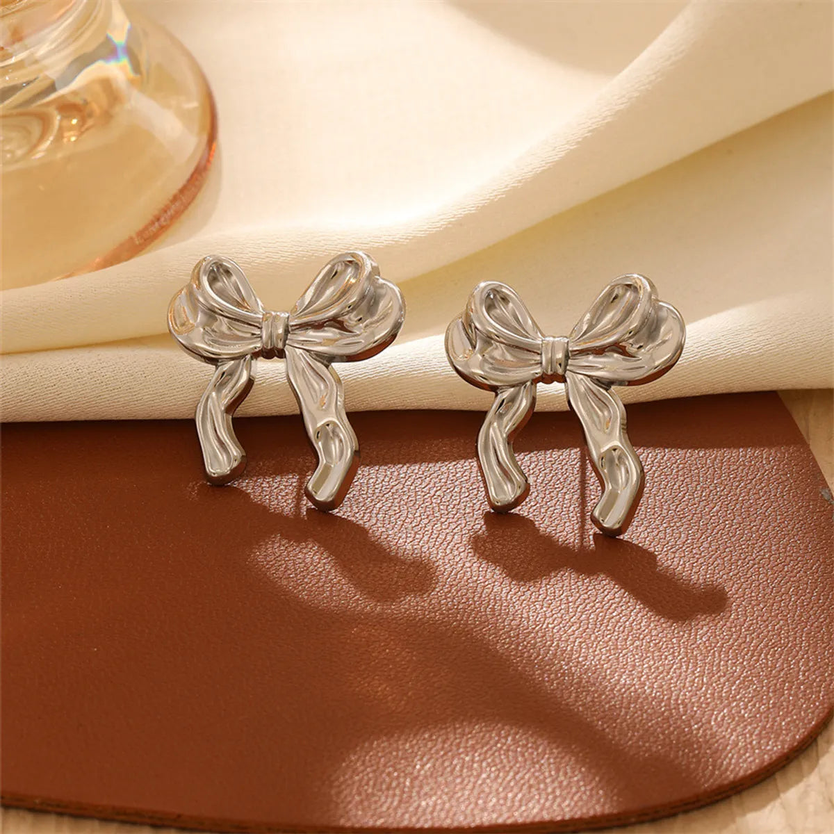 1 Pair Casual Retro Geometric Heart Shape Bow Knot Hollow Out Inlay Titanium Steel Pearl Zircon Earrings