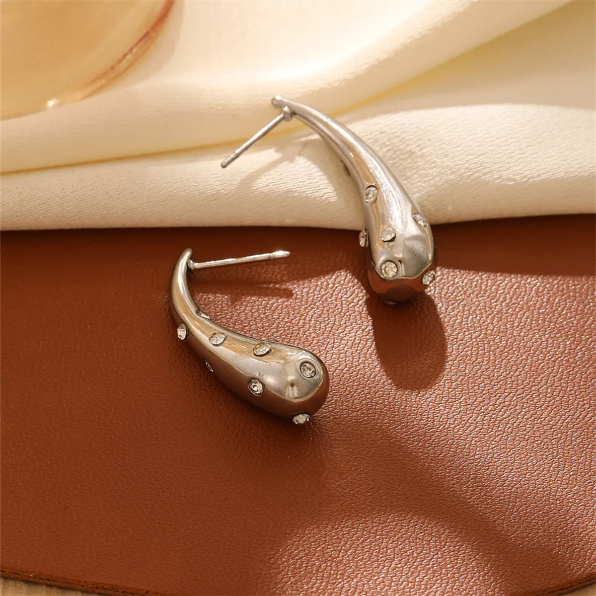 1 Pair Casual Retro Geometric Heart Shape Bow Knot Hollow Out Inlay Titanium Steel Pearl Zircon Earrings