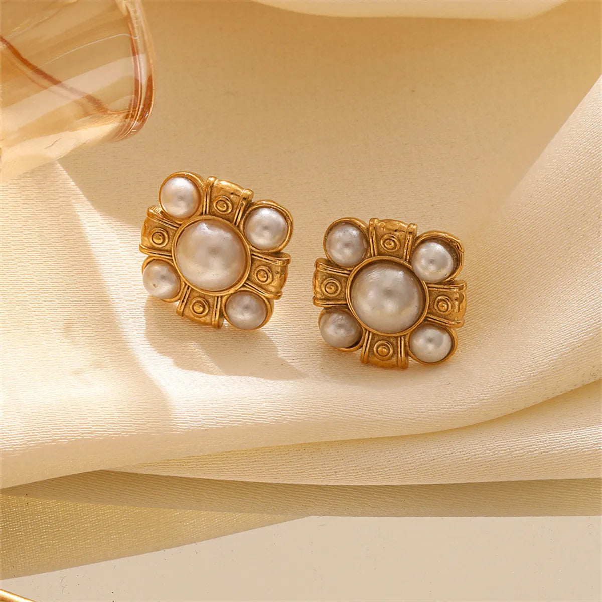 1 Pair Casual Retro Geometric Heart Shape Inlay Titanium Steel Artificial Pearls Ear Studs