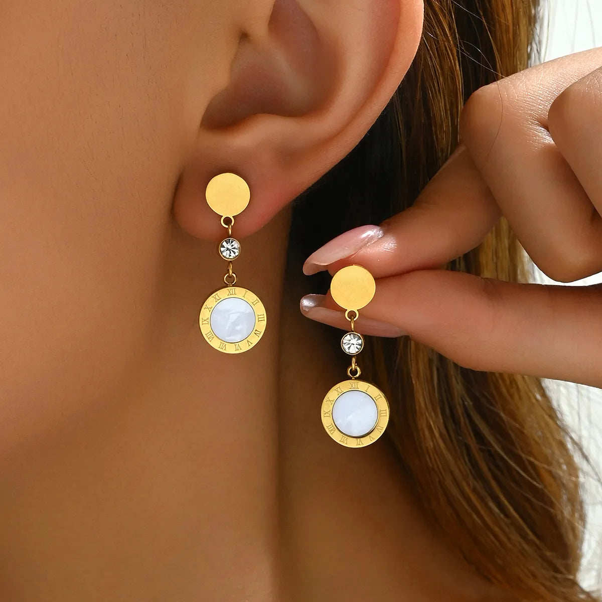 1 Pair Casual Simple Style Classic Style Round Inlay 201 Stainless Steel Rhinestones Shell 18K Gold Plated Drop Earrings