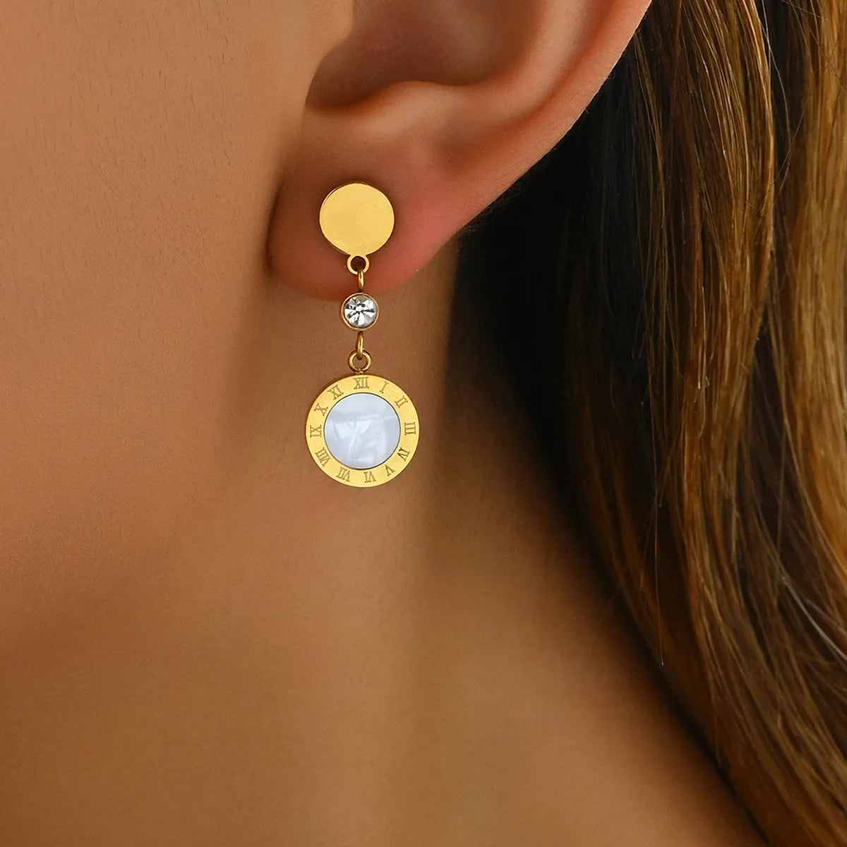 1 Pair Casual Simple Style Classic Style Round Inlay 201 Stainless Steel Rhinestones Shell 18K Gold Plated Drop Earrings