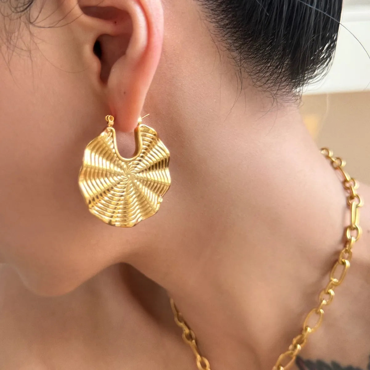 1 Pair Casual Simple Style Geometric Solid Color Flower Titanium Steel 18K Gold Plated Earrings