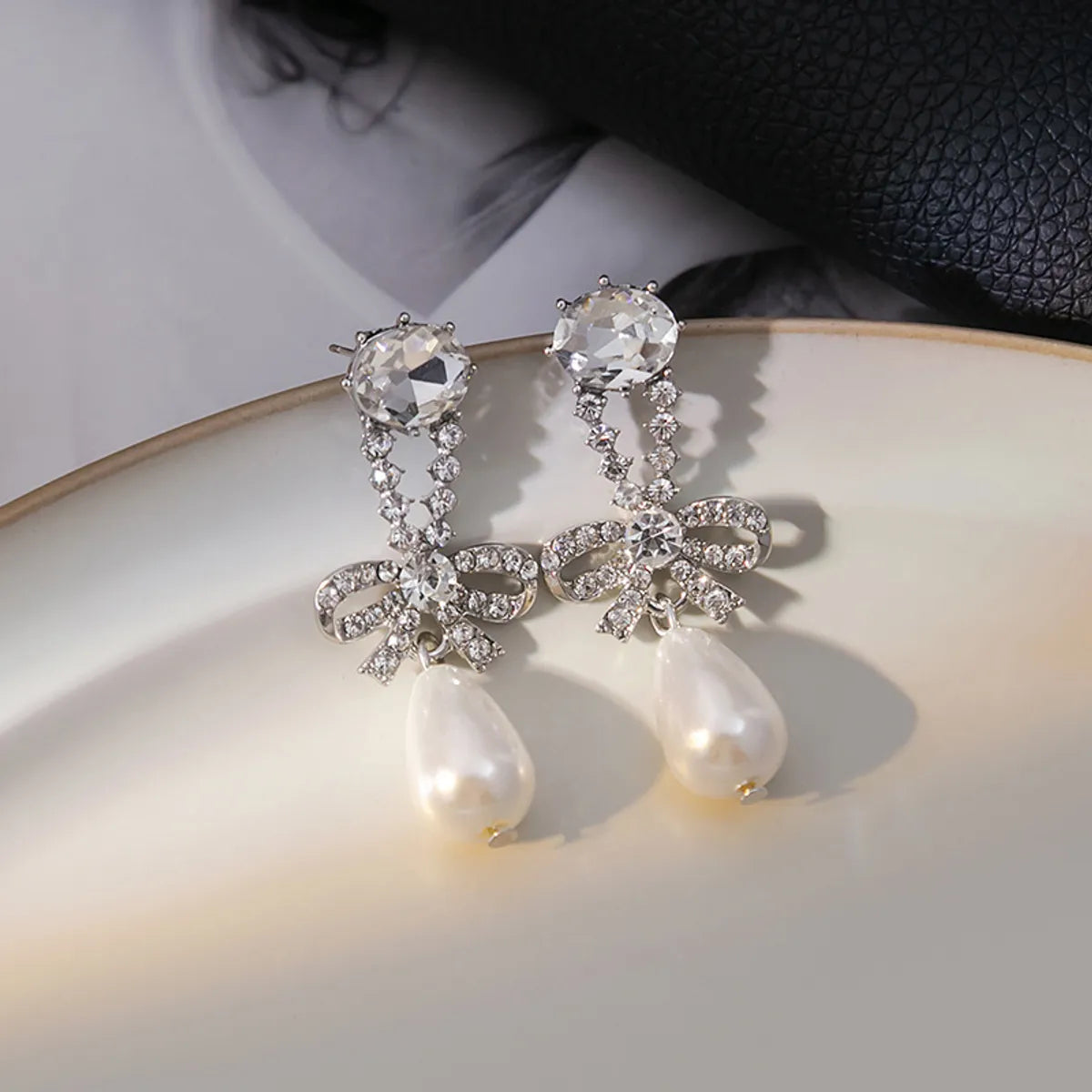 1 Pair Casual Simple Style Heart Shape Flower Bow Knot Enamel Plating Inlay Alloy Rhinestones Pearl Drop Earrings