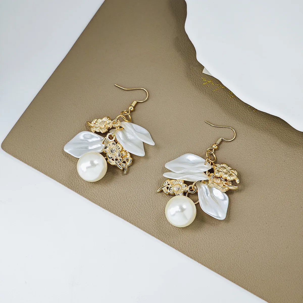 1 Pair Casual Simple Style Heart Shape Petal Key Pearl Zinc Alloy Drop Earrings