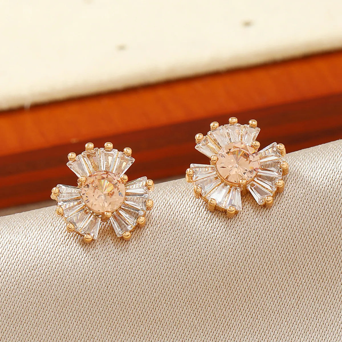 1 Pair Classic Style Round Plating Inlay Alloy Rhinestones Gold Plated Ear Studs