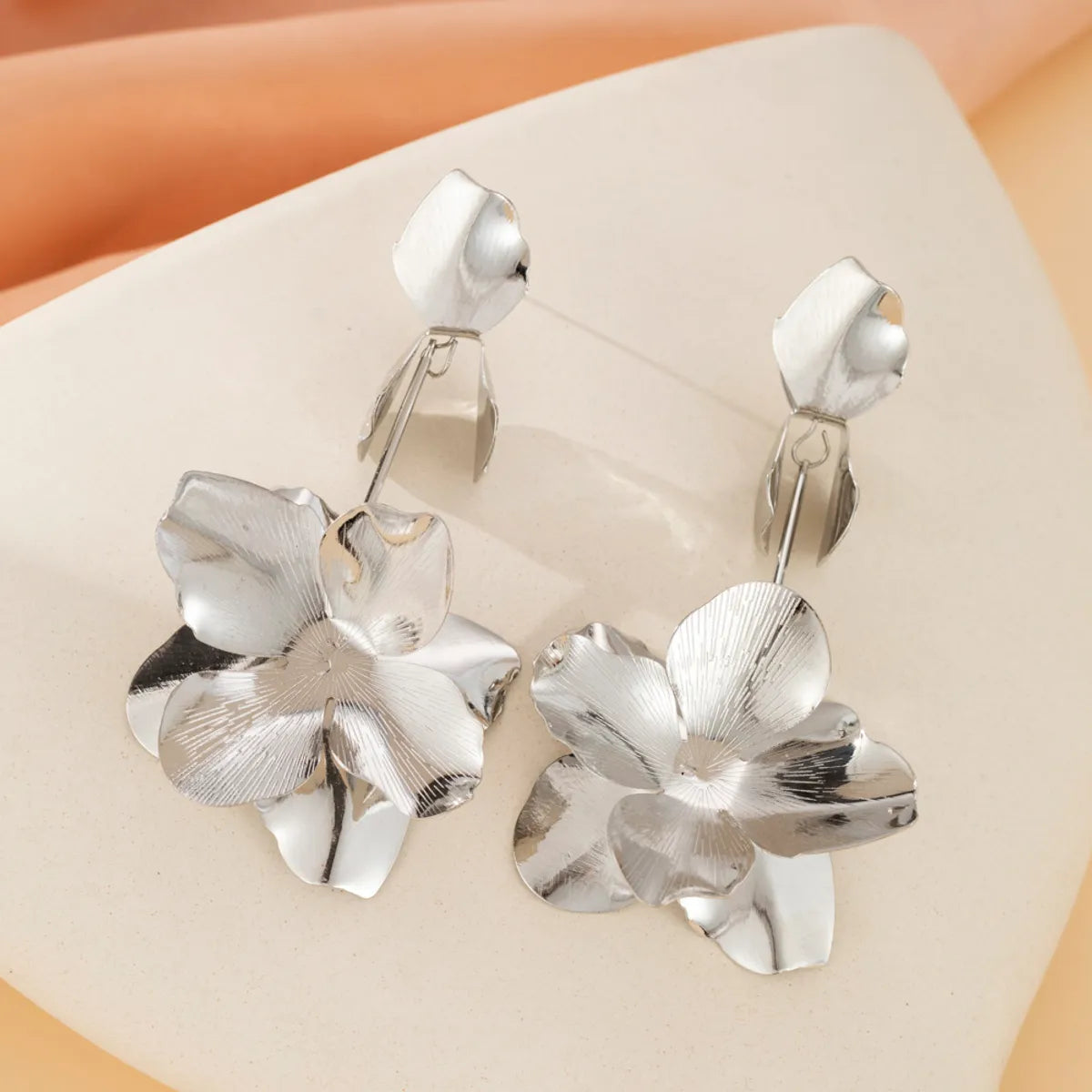 1 Pair Cute Sweet Simple Style Asymmetrical Flower Asymmetrical Plating Alloy Drop Earrings