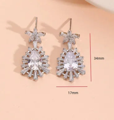 1 Pair Elegant Basic Classic Style Five Petal Flower Water Droplets Hollow Out Inlay Flakes Copper Zircon White Gold Plated Drop Earrings