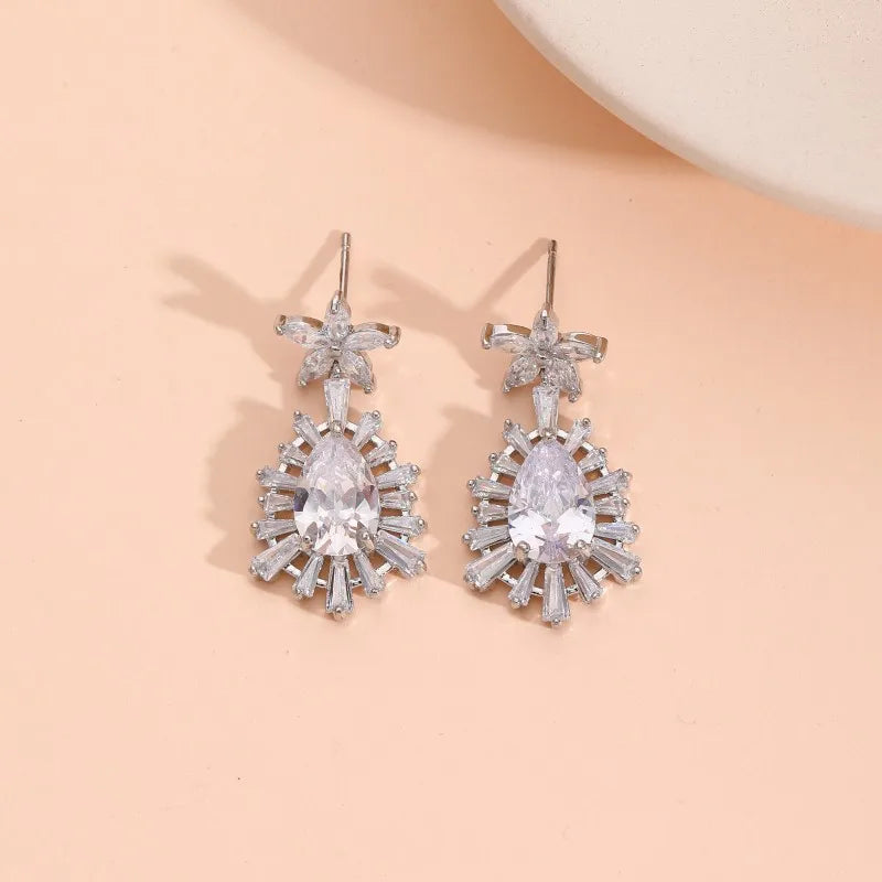 1 Pair Elegant Basic Classic Style Five Petal Flower Water Droplets Hollow Out Inlay Flakes Copper Zircon White Gold Plated Drop Earrings