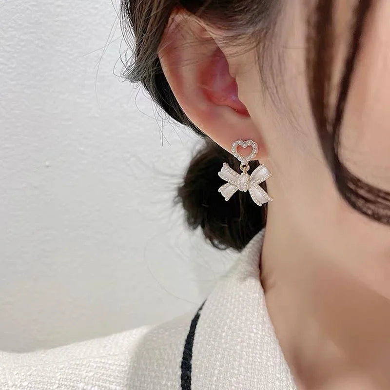 1 Pair Elegant Classic Style Streetwear Bow Knot Inlay Alloy Artificial Pearls Drop Earrings