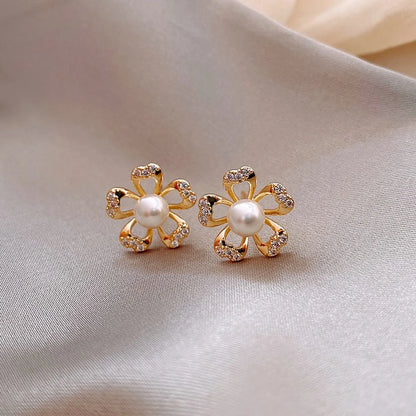 1 Pair Elegant Classic Style Streetwear Flower Petal Inlay Alloy Artificial Pearls Ear Studs