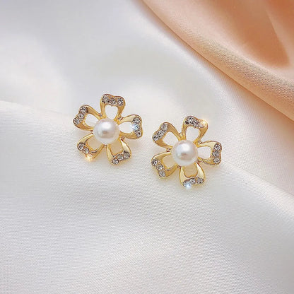 1 Pair Elegant Classic Style Streetwear Flower Petal Inlay Alloy Artificial Pearls Ear Studs