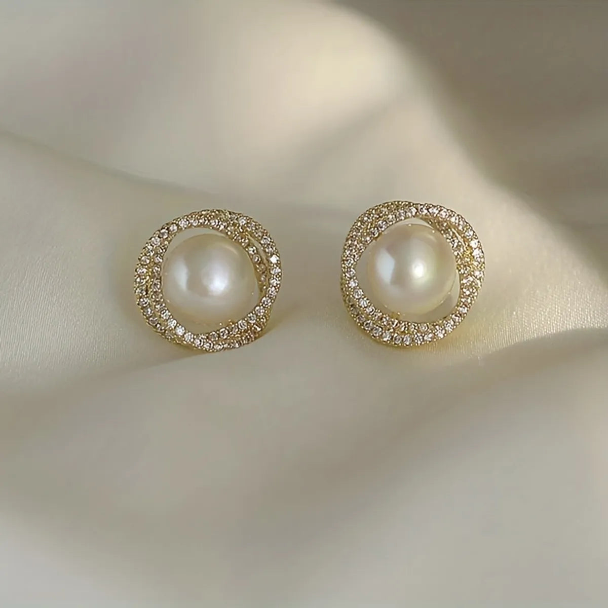 1 Pair Elegant Classical Lady Pearl Alloy Gold Plated Ear Studs