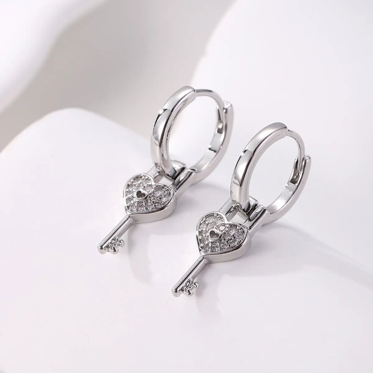 1 Pair Elegant Classical Solid Color Heart Shape Key Handmade Inlay Metal Copper Zircon White Gold Plated Drop Earrings