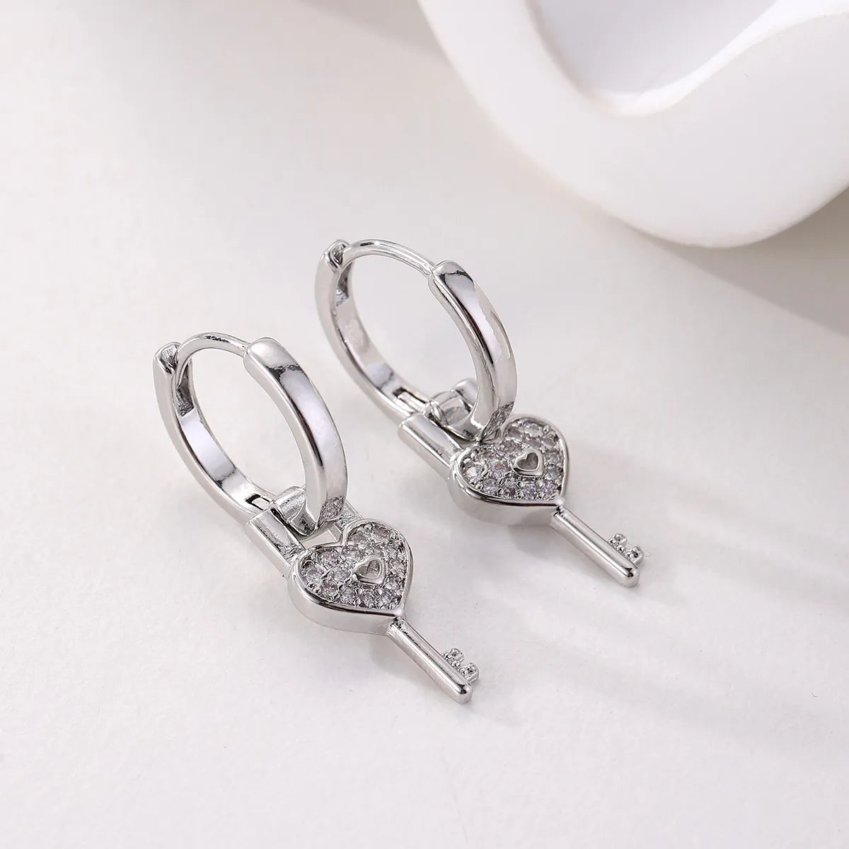 1 Pair Elegant Classical Solid Color Heart Shape Key Handmade Inlay Metal Copper Zircon White Gold Plated Drop Earrings