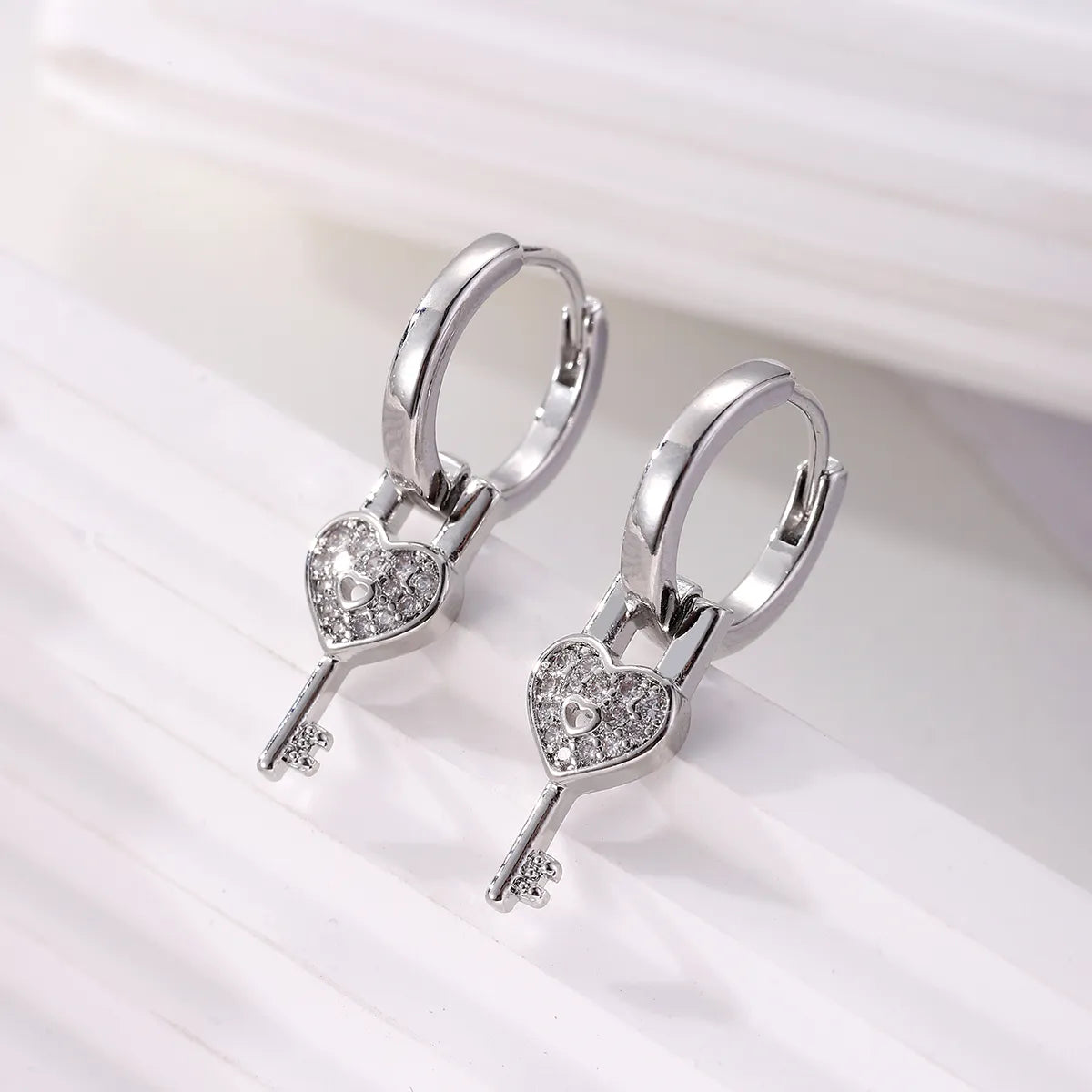 1 Pair Elegant Classical Solid Color Heart Shape Key Handmade Inlay Metal Copper Zircon White Gold Plated Drop Earrings