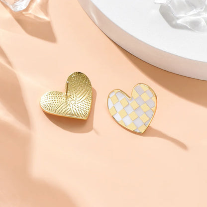 1 Pair Elegant Cute Korean Style Houndstooth Heart Shape Alloy Ear Studs