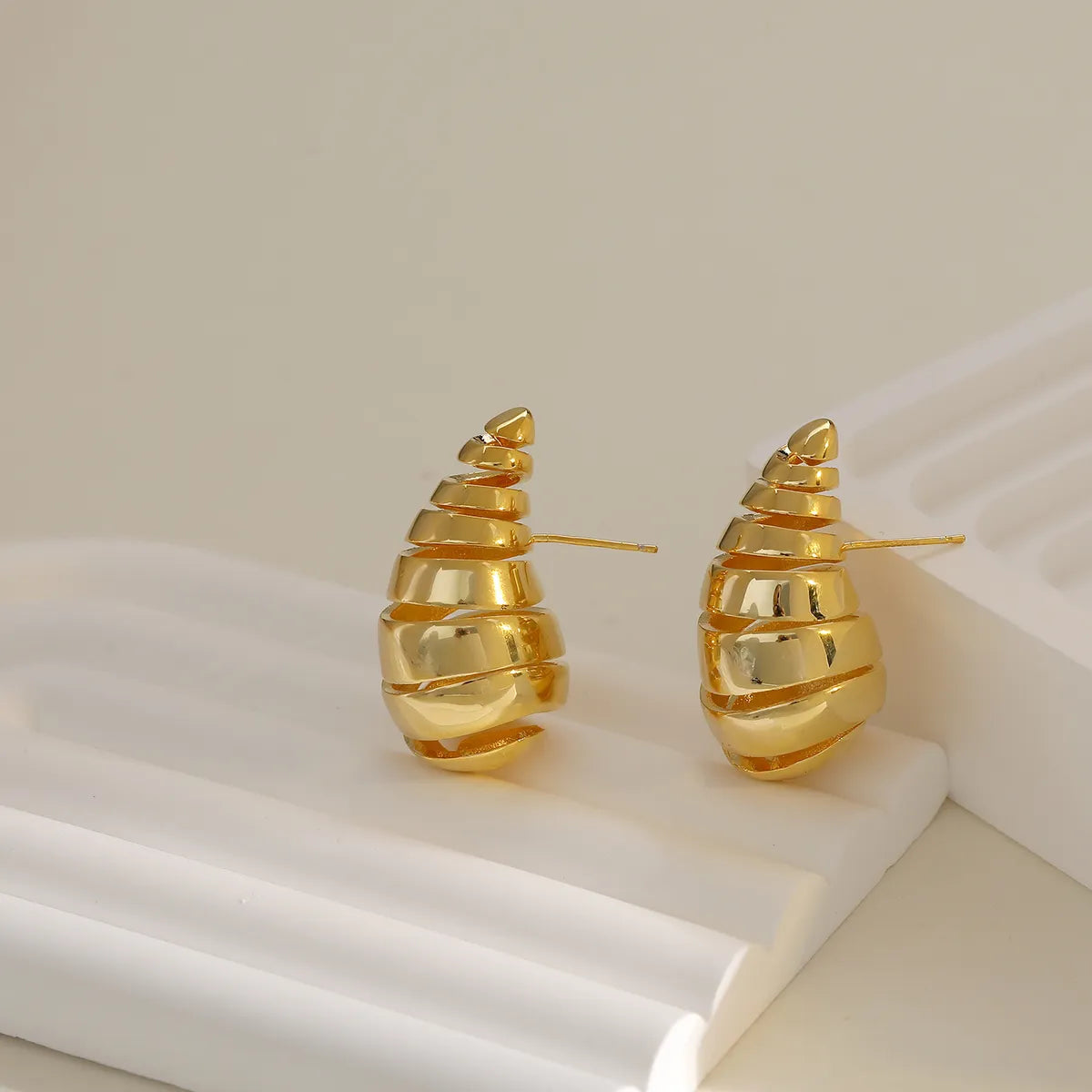 1 Pair Elegant Exaggerated Solid Color Plating Copper 18K Gold Plated Ear Studs