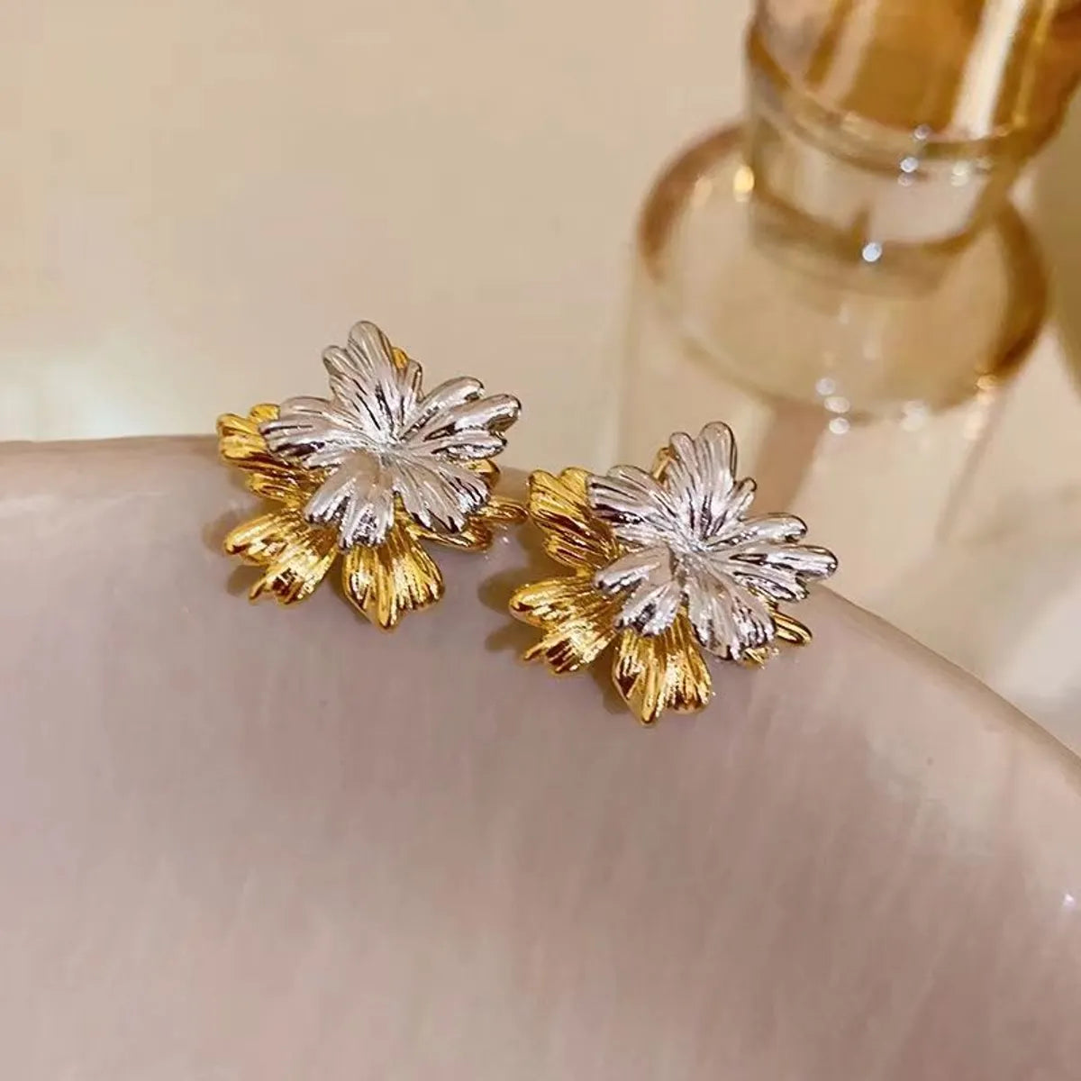 1 Pair Elegant Flower Alloy Gold Plated Silver Plated Ear Studs