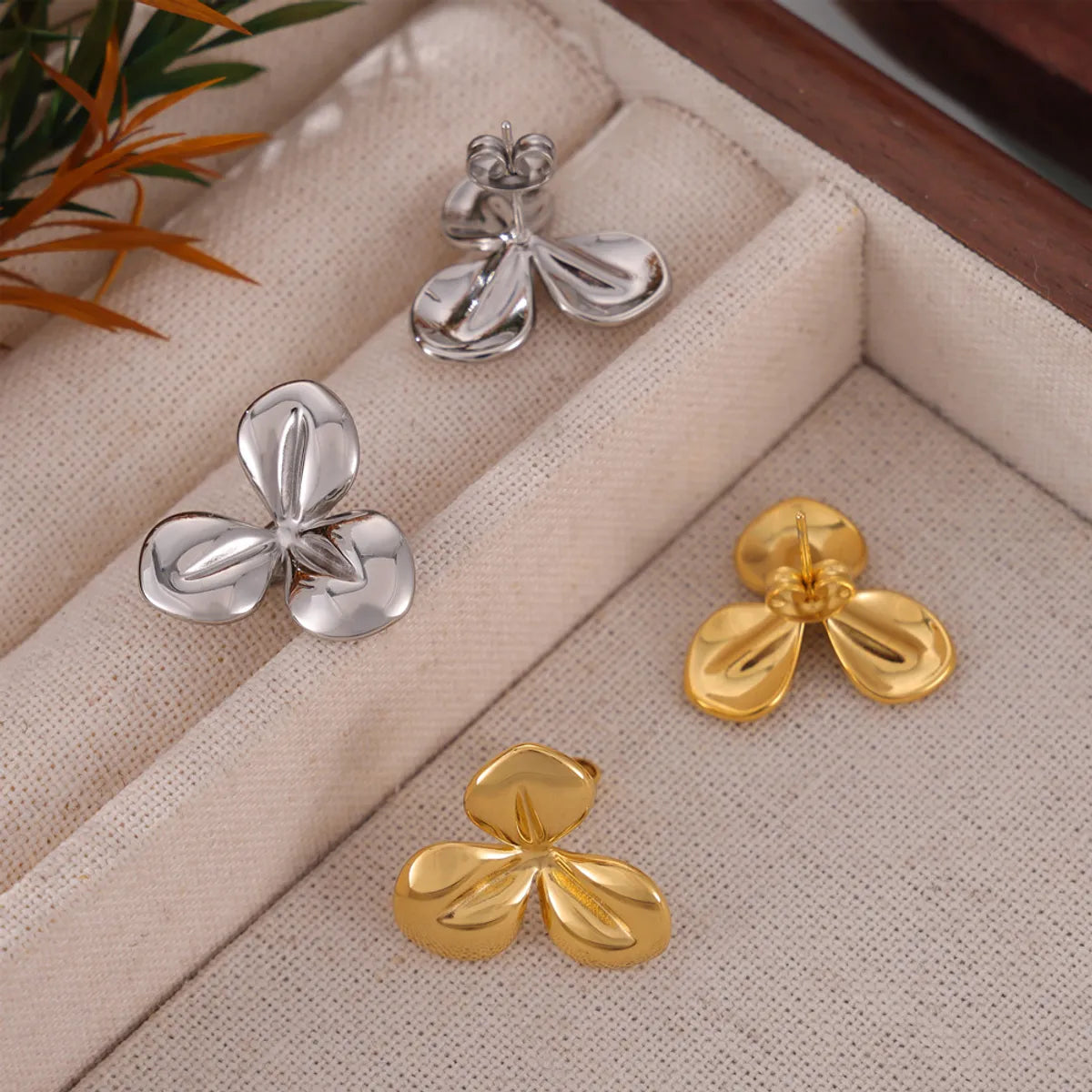 1 Pair Elegant French Style Simple Style Flower Carving 304 Stainless Steel 18K Gold Plated Ear Studs