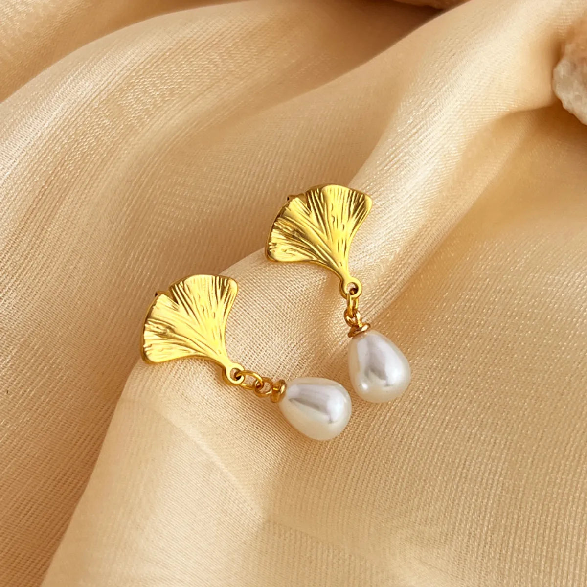 1 Pair Elegant Hawaiian Lady Maple Leaf Ginkgo Leaf Polishing Plating Inlay 304 Stainless Steel Artificial Pearls 18K Gold Plated Drop Earrings