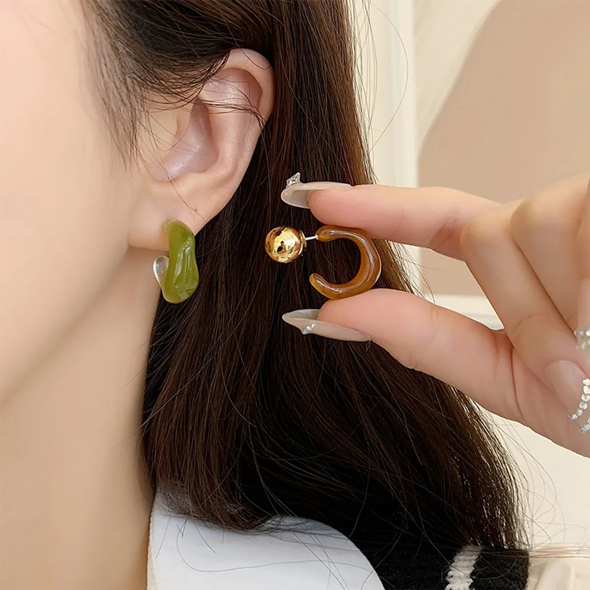 1 Pair Elegant Lady C Shape Alloy Resin Gold Plated Ear Studs