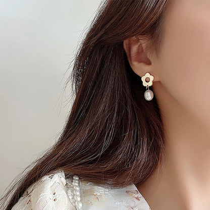 1 Pair Elegant Lady Flower Alloy Gold Plated Drop Earrings