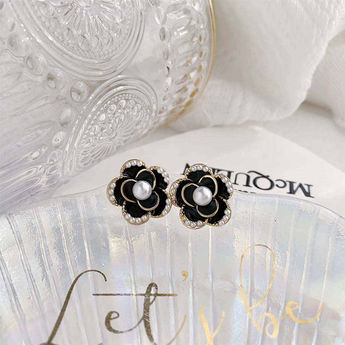 1 Pair Elegant Lady Flower Inlay Alloy Artificial Pearls Gold Plated Ear Studs