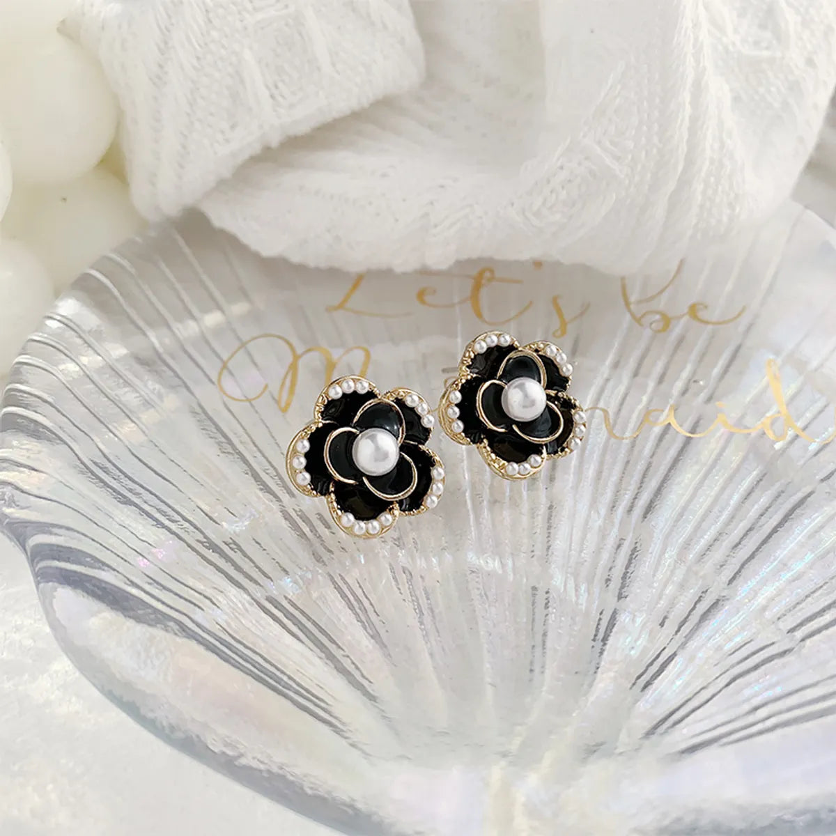 1 Pair Elegant Lady Flower Inlay Alloy Artificial Pearls Gold Plated Ear Studs