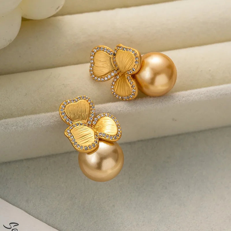 1 Pair Elegant Lady Irregular Flower Artificial Pearl Brass 18K Gold Plated Hoop Earrings Ear Studs