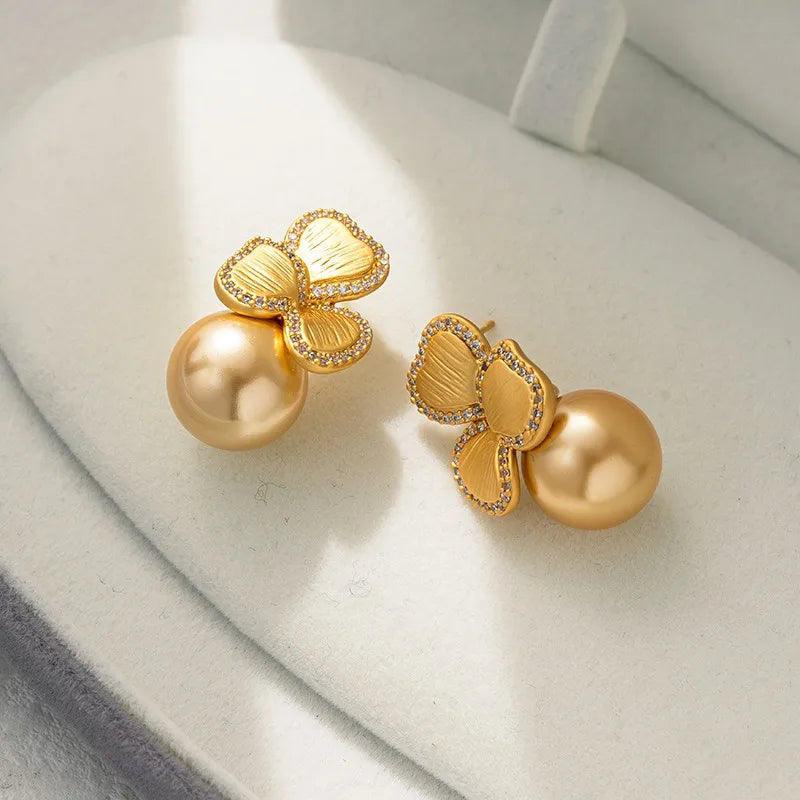 1 Pair Elegant Lady Irregular Flower Artificial Pearl Brass 18K Gold Plated Hoop Earrings Ear Studs