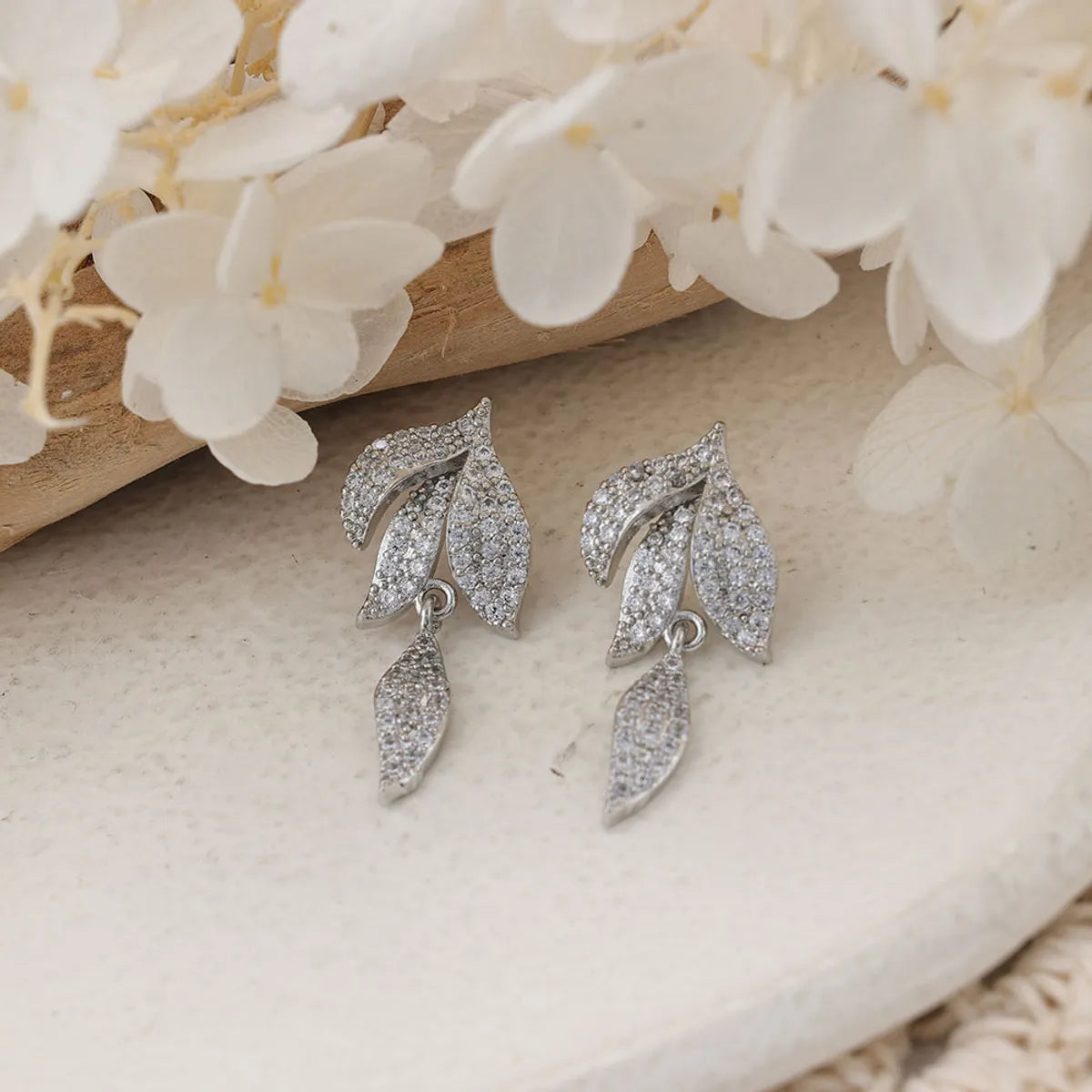 1 Pair Elegant Leaves Inlay Copper Zircon Rose Gold Plated Drop Earrings