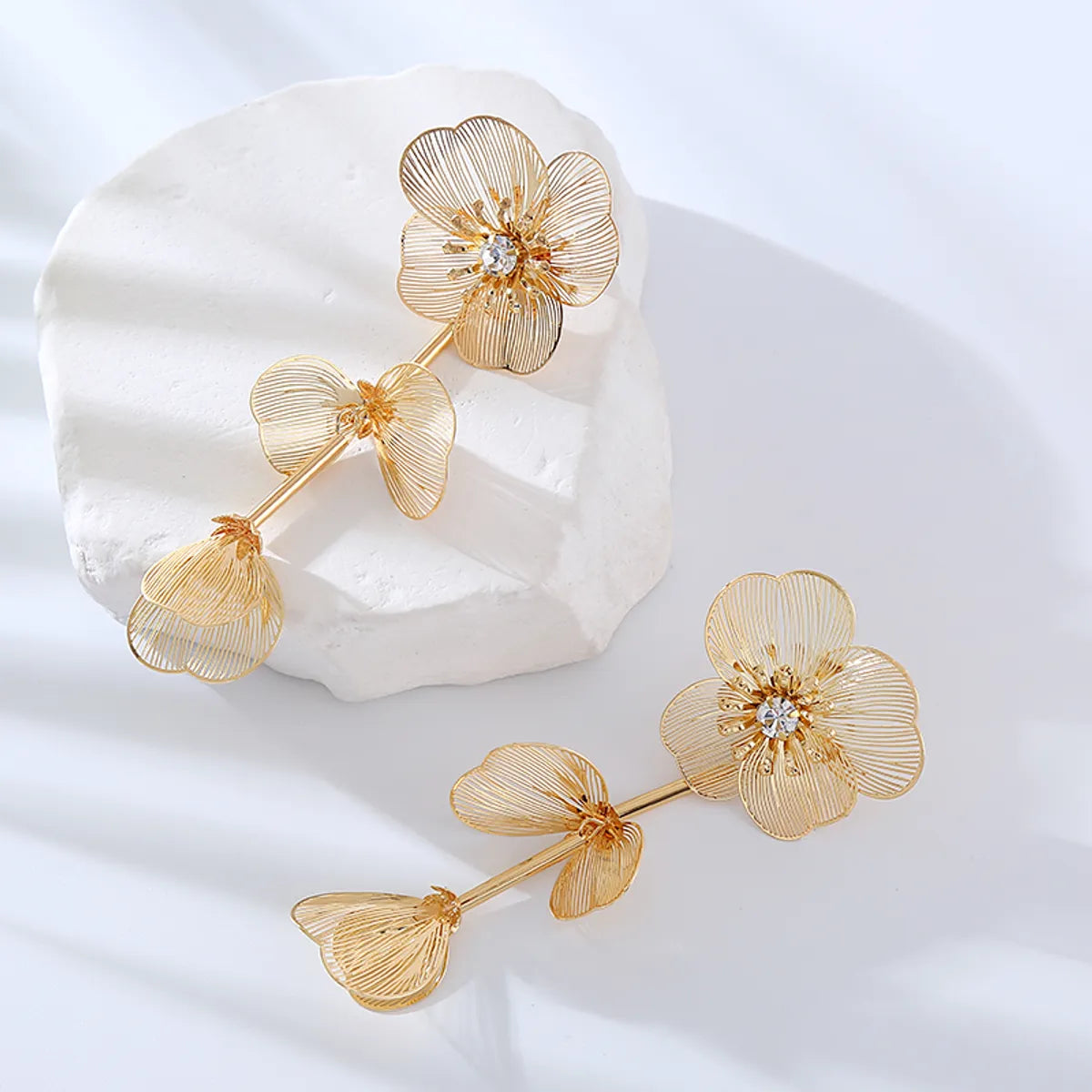 1 Pair Elegant Luxurious Flower Inlay Alloy Rhinestones Drop Earrings