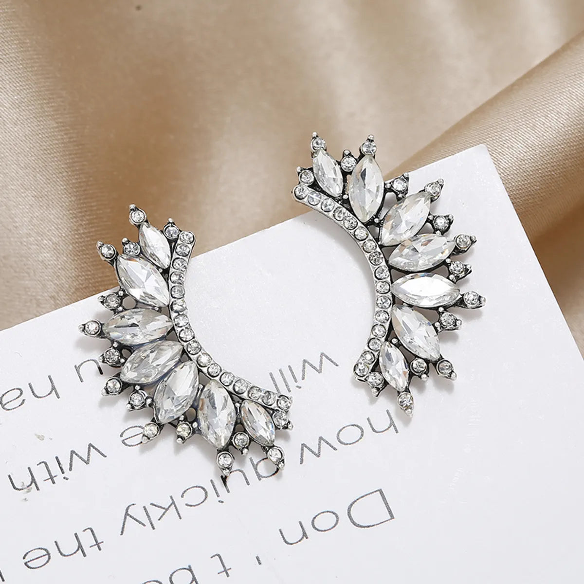 1 Pair Elegant Luxurious Geometric Hollow Out Inlay Alloy Rhinestones Ear Studs