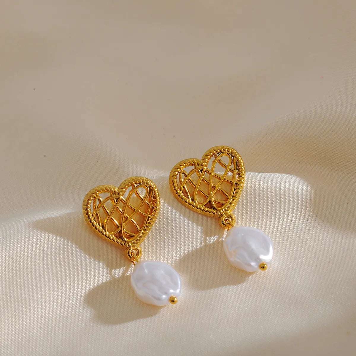 1 Pair Elegant Luxurious Sweet Heart Shape Pearl Hollow Out 304 Stainless Steel 18K Gold Plated Drop Earrings