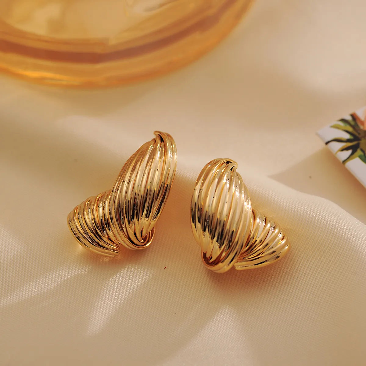 1 Pair Elegant Modern Style Classic Style Geometric Solid Color Spiral Stripe Copper 18K Gold Plated Ear Studs