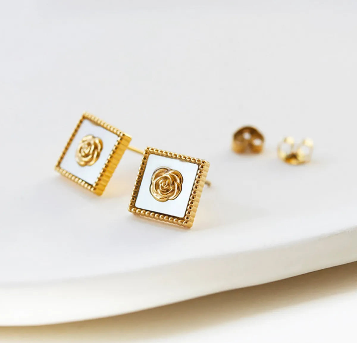 1 Pair Elegant Retro Artistic Square Flower Titanium Steel Plating 18k Gold Plated Ear Studs