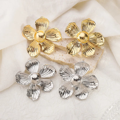 1 Pair Elegant Retro Exaggerated Flower Iron Ear Studs