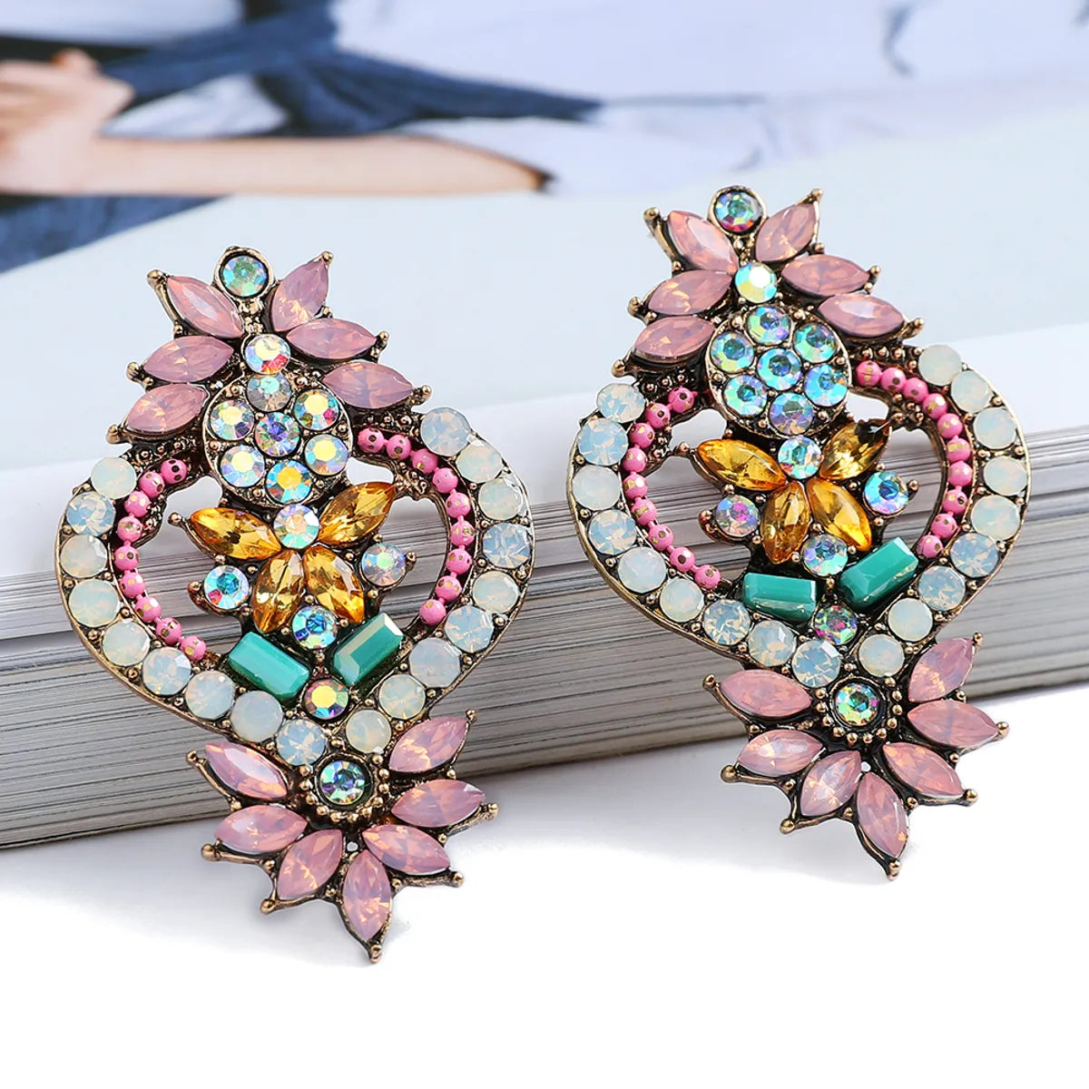 1 Pair Elegant Retro Flower Hollow Out Inlay Zinc Alloy Rhinestones Drop Earrings