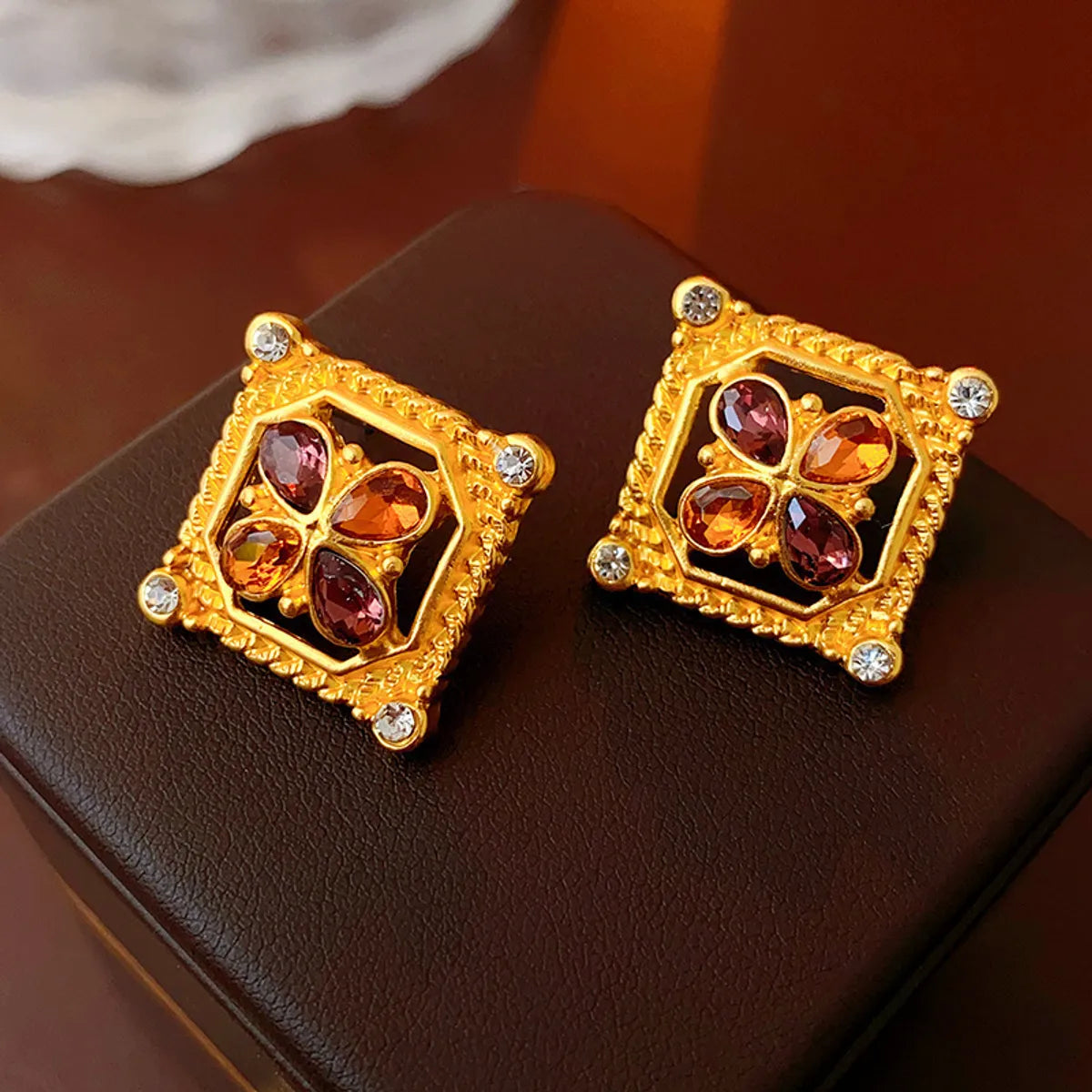 1 Pair Elegant Retro Geometric Alloy Tiger Eye Rhinestones Ear Studs