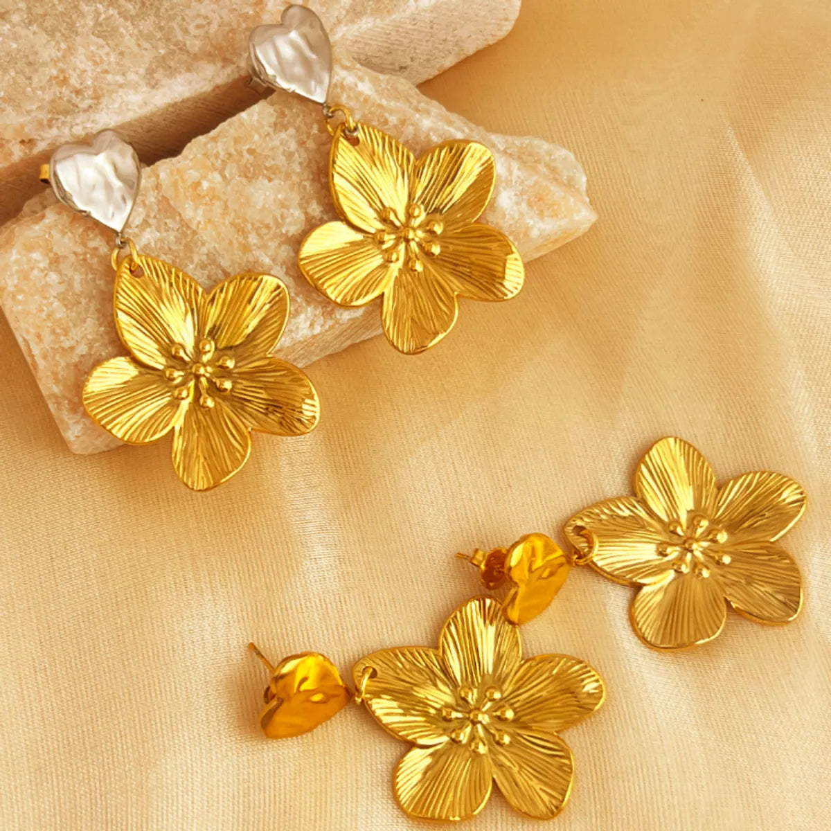 1 Pair Elegant Retro Heart Shape Flower Plating 201 Stainless Steel 18K Gold Plated Drop Earrings